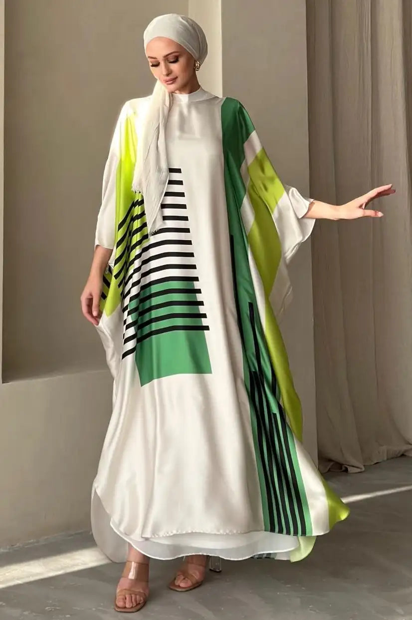 جلابية من الساتان بتصميم جرافيك