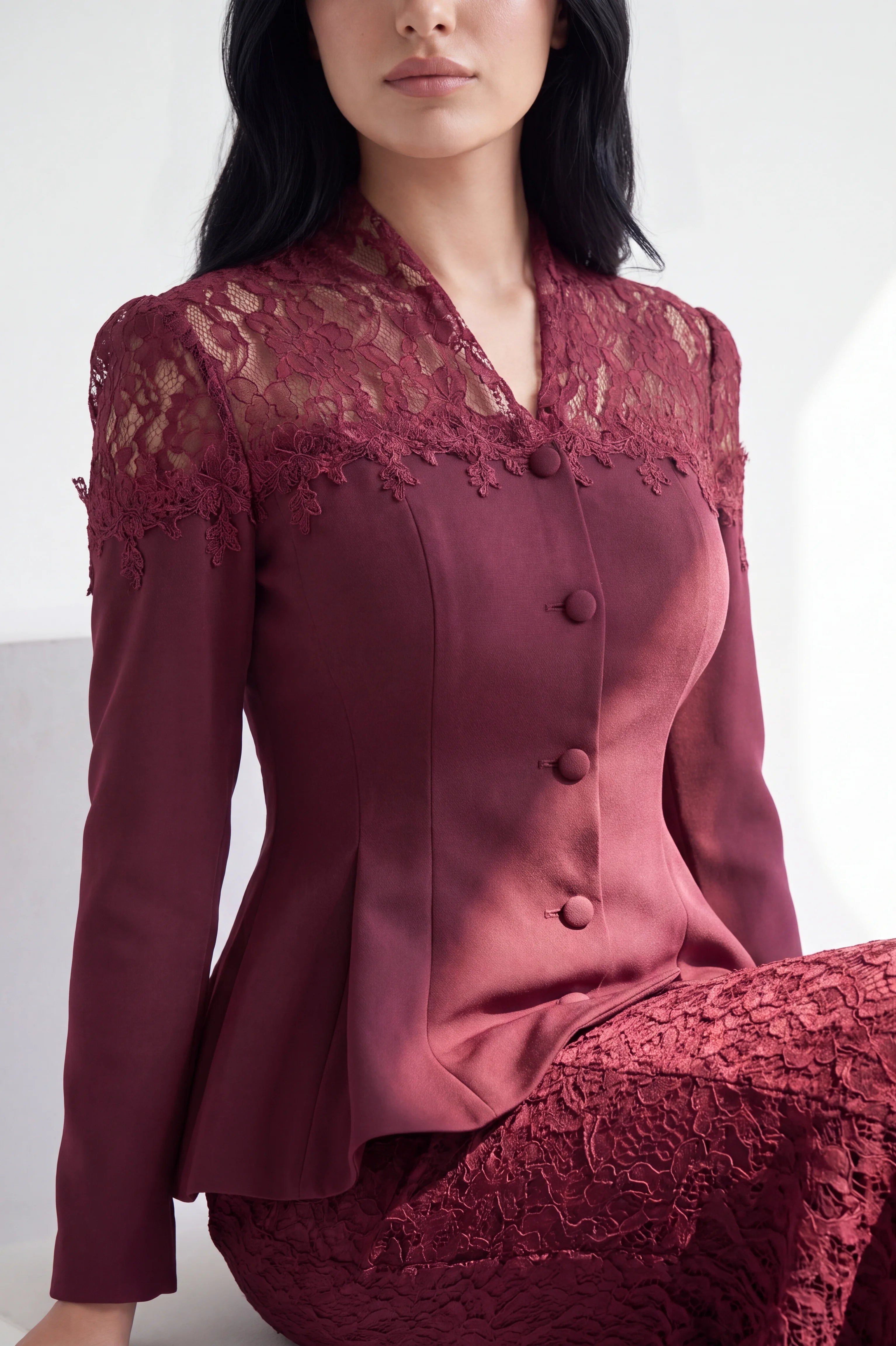 V-Neck Flower Details Dantel Set